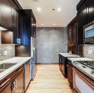 Commodore / Green Briar Landmark Condominiums kitchen.